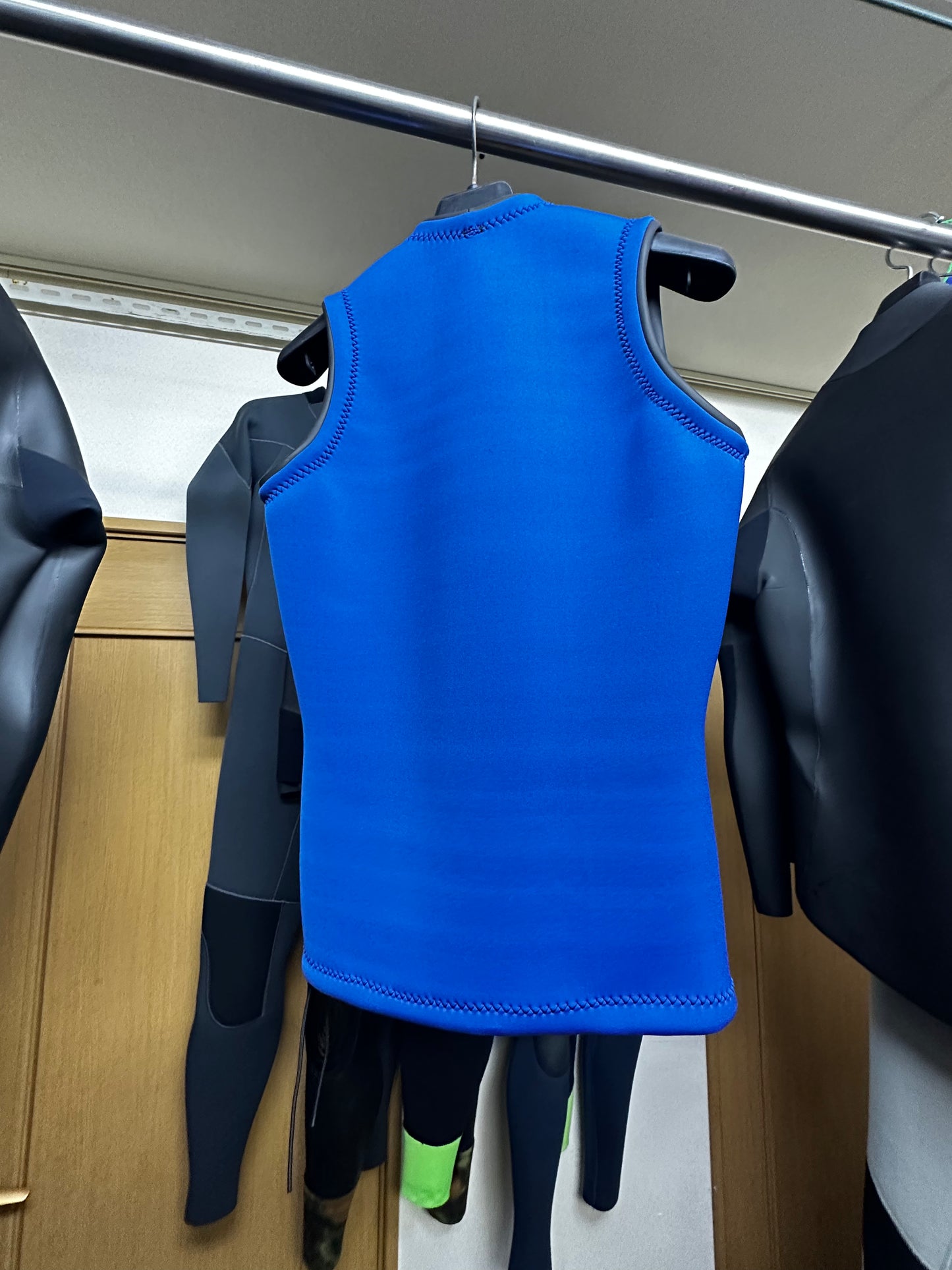 状態《新古カタログ撮影時使用のみ》新品定価￥44,000→¥22,000サイズXL/VEST/ブルー