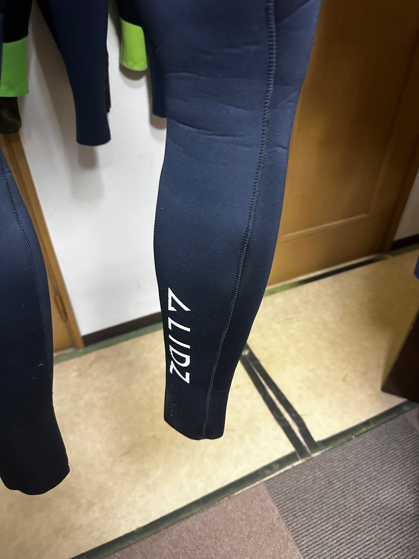 新品定価￥148,000→¥49,800 サイズML中古ウェットスーツ / 3mm起毛/チェストジップ