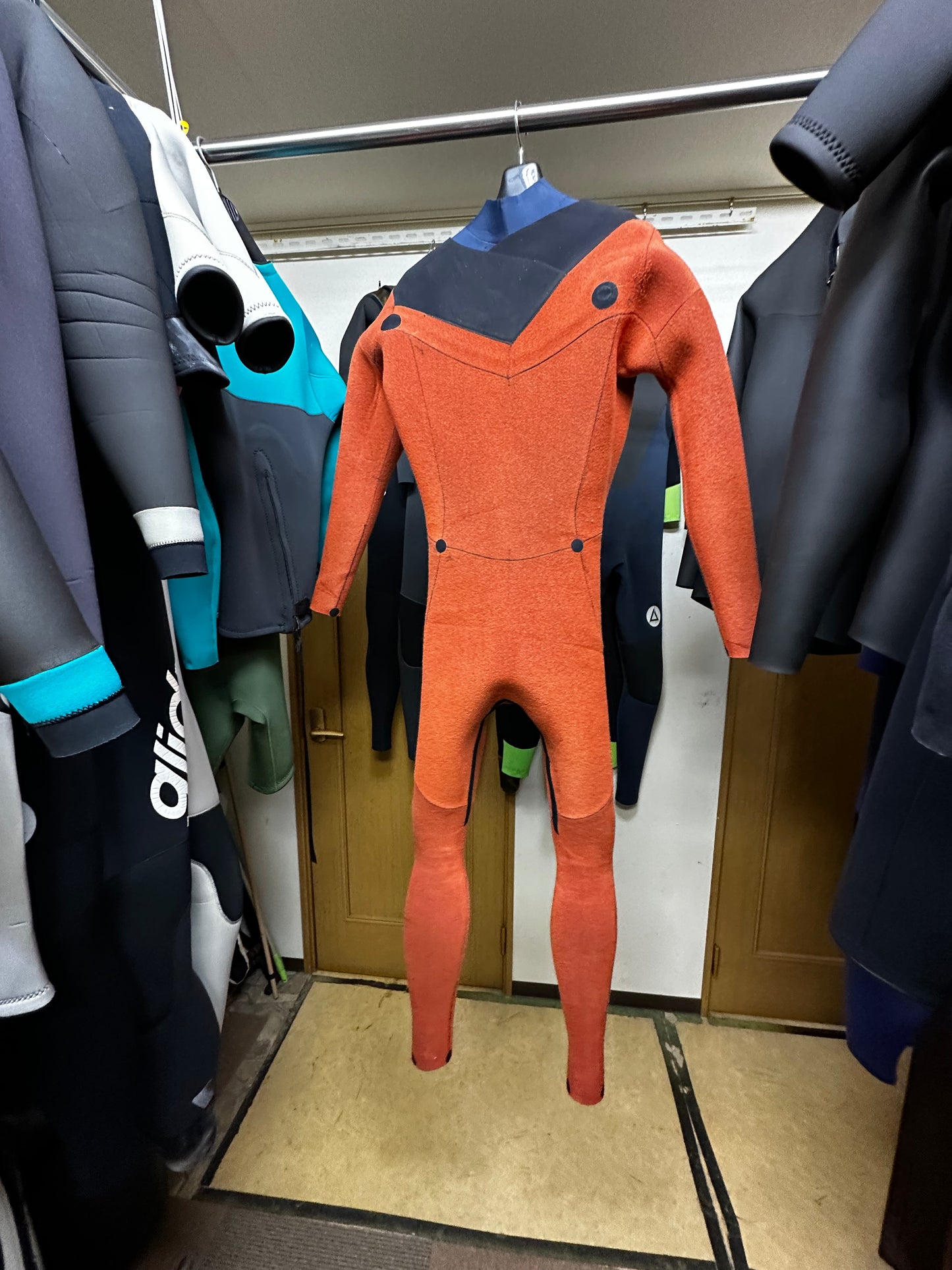 新品定価￥148,000→¥45,800 サイズML中古ウェットスーツ / 3mm起毛/チェストジップ