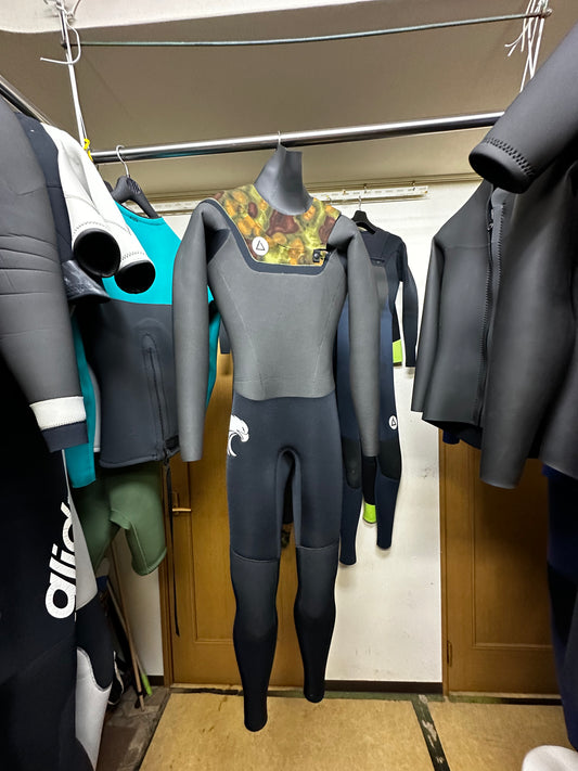 撮影時使用のみ　新古ウェット　サイズ：MS カモフラ　新品定価￥148,000→¥59,800 サイズM S /5*3mm起毛/チェストジップ/ハイネック