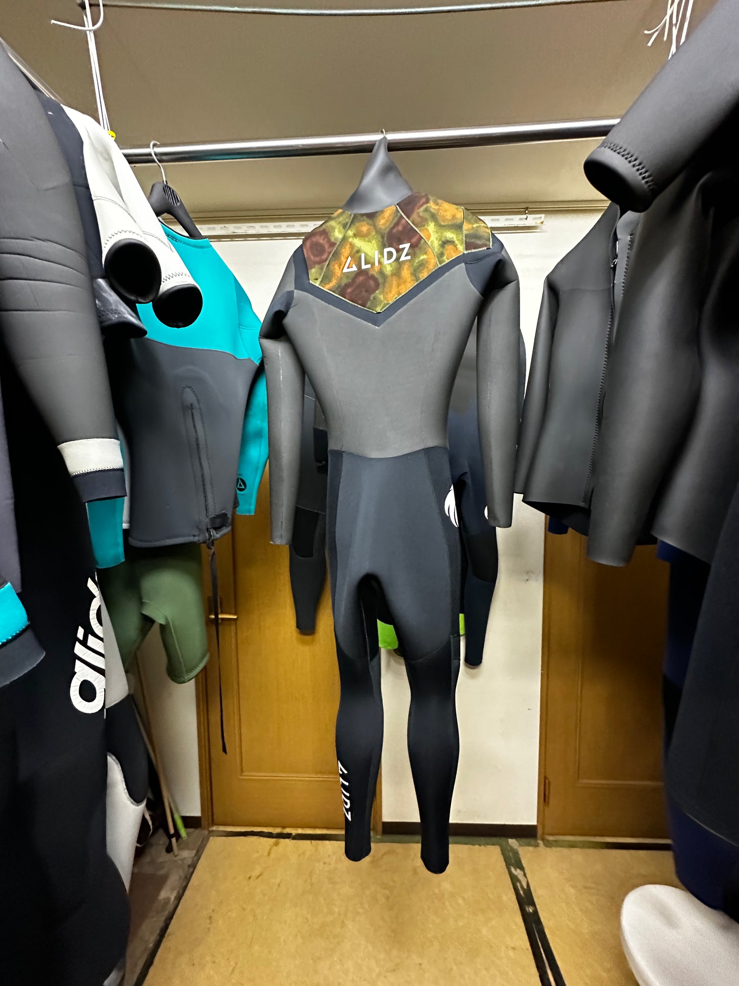 撮影時使用のみ　新古ウェット　サイズ：MS カモフラ　新品定価￥148,000→¥59,800 サイズM S /5*3mm起毛/チェストジップ/ハイネック