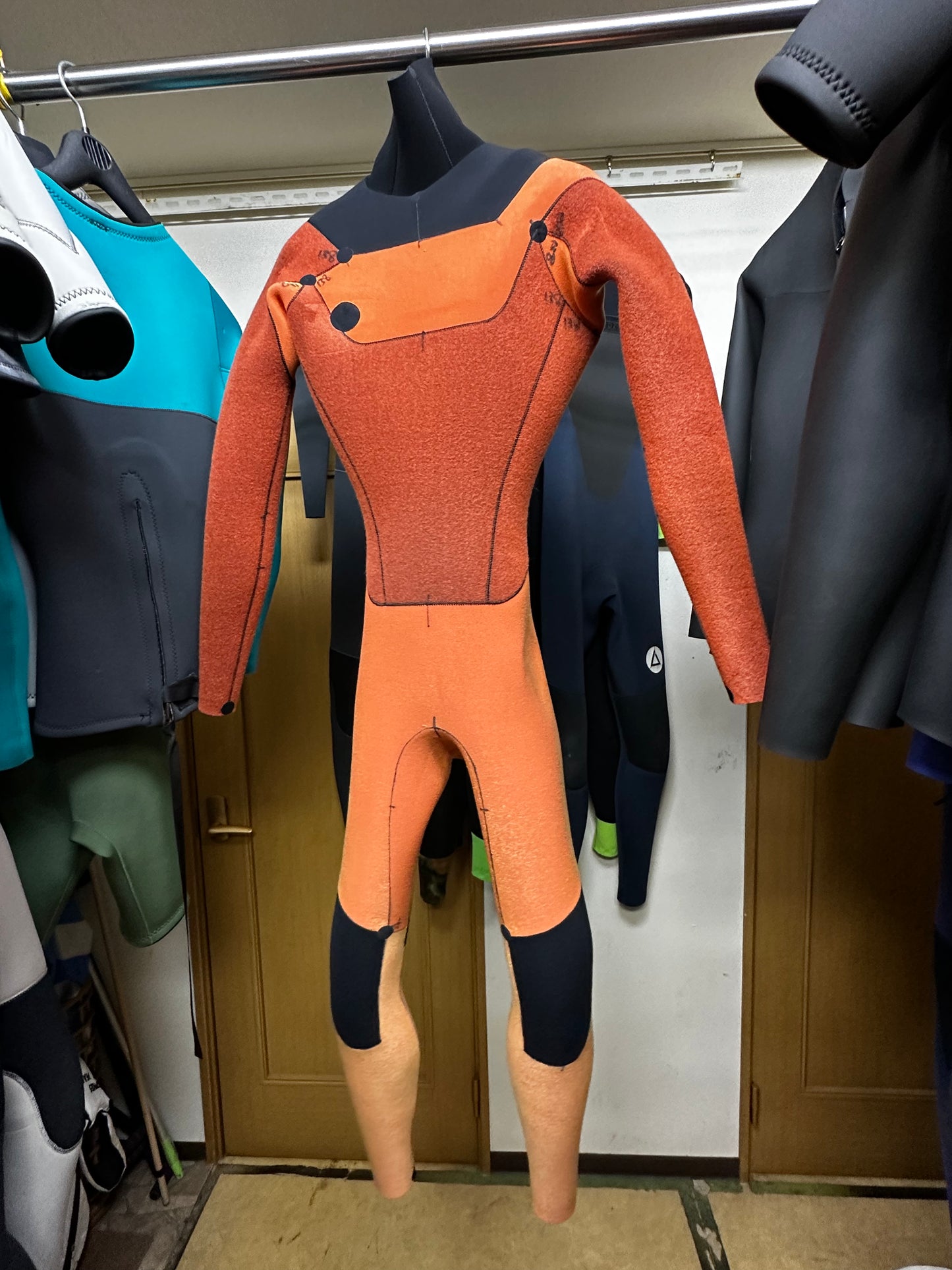 撮影時使用のみ　新古ウェット　サイズ：MS カモフラ　新品定価￥148,000→¥59,800 サイズM S /5*3mm起毛/チェストジップ/ハイネック