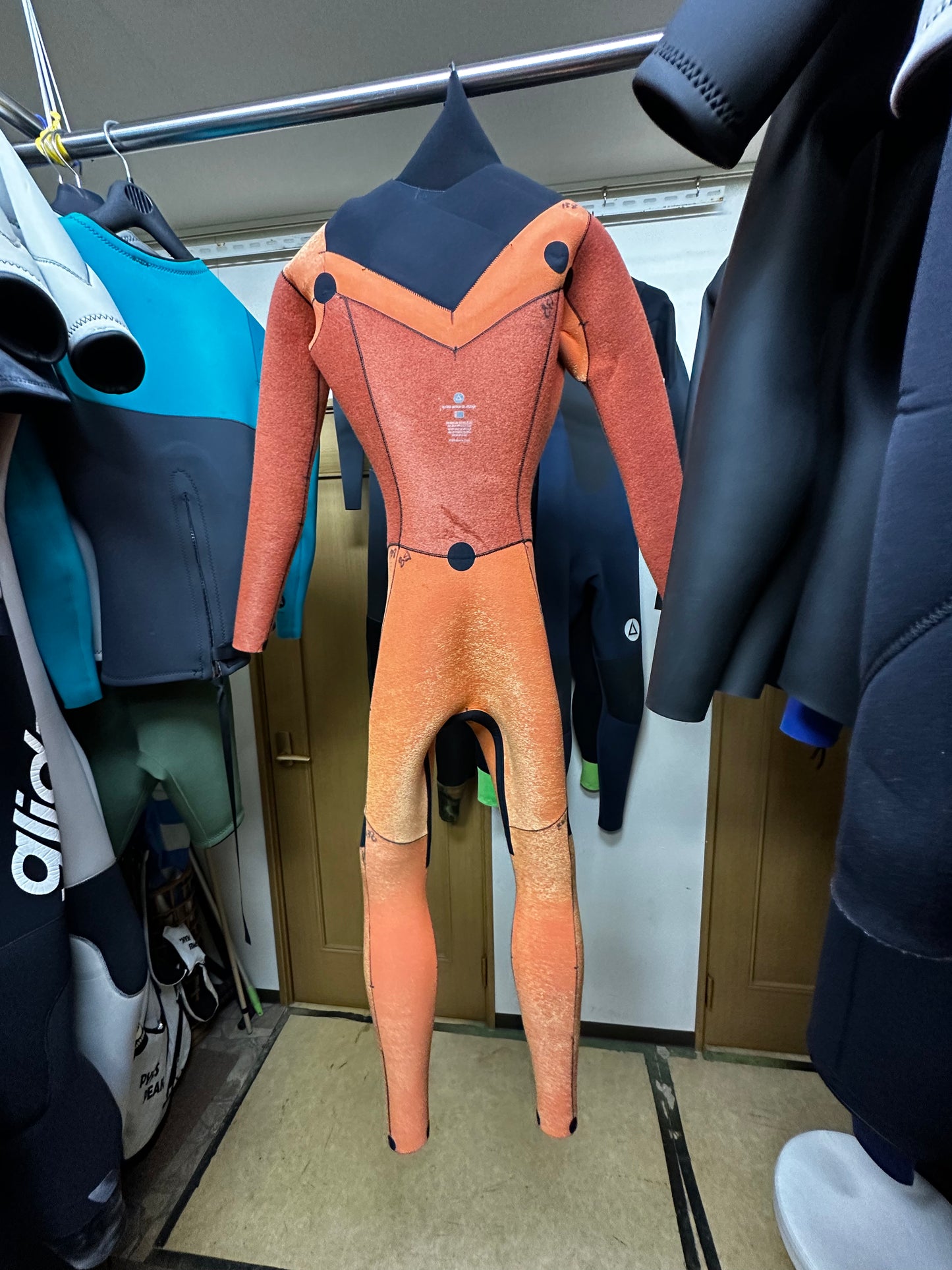 撮影時使用のみ　新古ウェット　サイズ：MS カモフラ　新品定価￥148,000→¥59,800 サイズM S /5*3mm起毛/チェストジップ/ハイネック