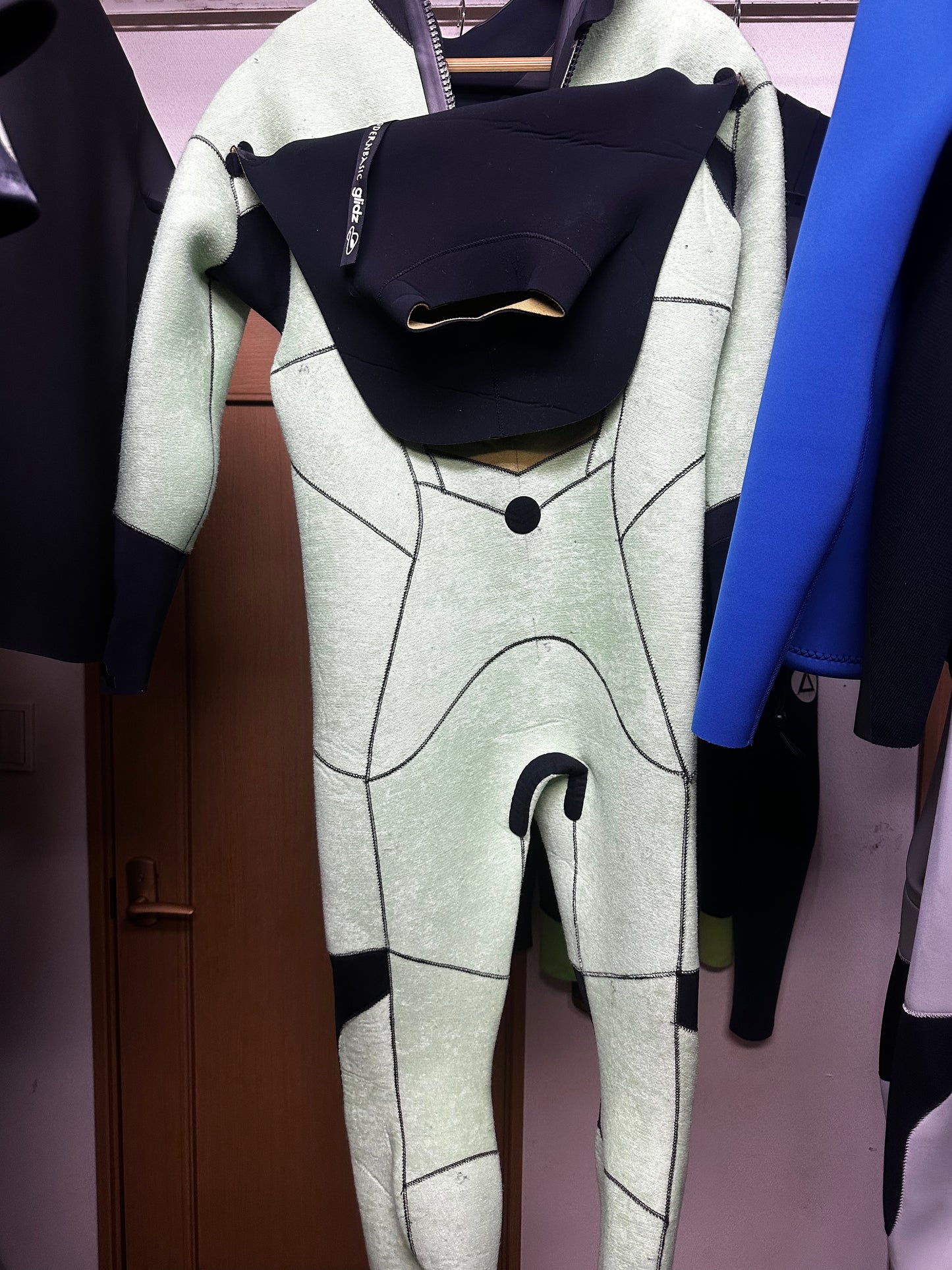 新品定価￥138,000→¥39,800サイズMLBの身長M/中古ウェットスーツ / 5✖︎3mm起毛/チェストジップ