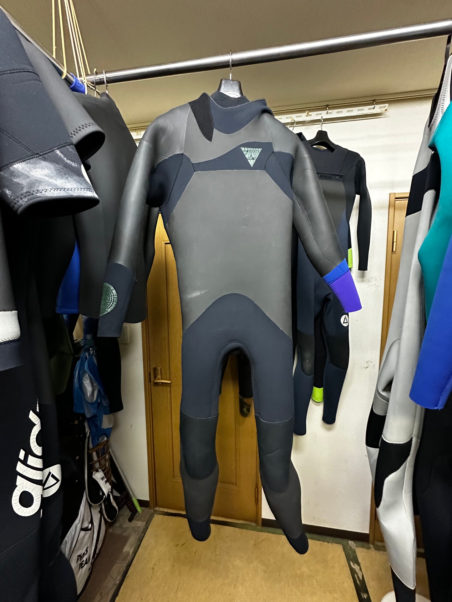 新品定価￥138,000→¥39,800サイズMLBの身長M/中古ウェットスーツ / 5✖︎3mm起毛/チェストジップ